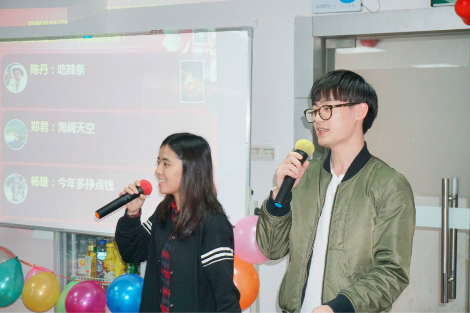 易網(wǎng)集團的帥哥美女主持人開場